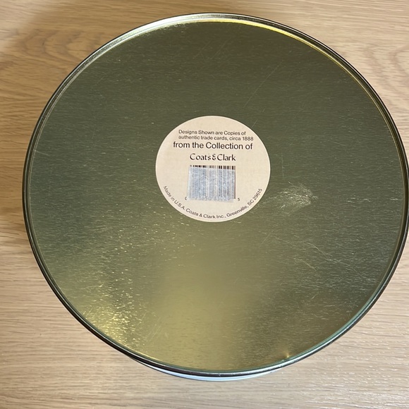 98 Vintage Wooden Spools of Thread and a Vintage Coats and Clark Tin - Picture 5 of 6